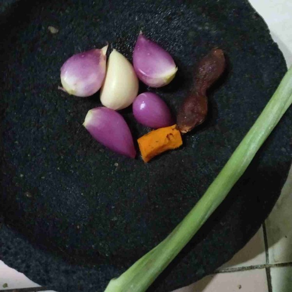 Kupas bawang, kunyit dan asam jawa.
