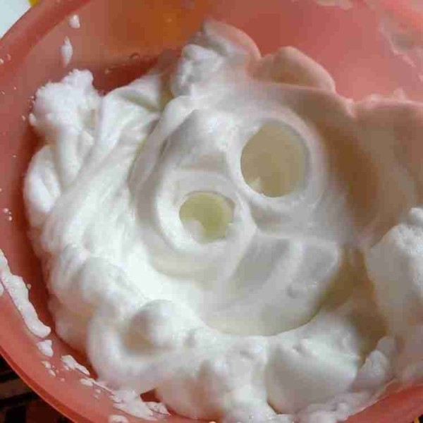 Mixer putih telur dengan kecepatan tinggi hingga kental dan mengembang.