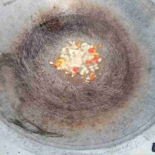 panaskan minyak lalu tumis bawang putih dan cabai rawit