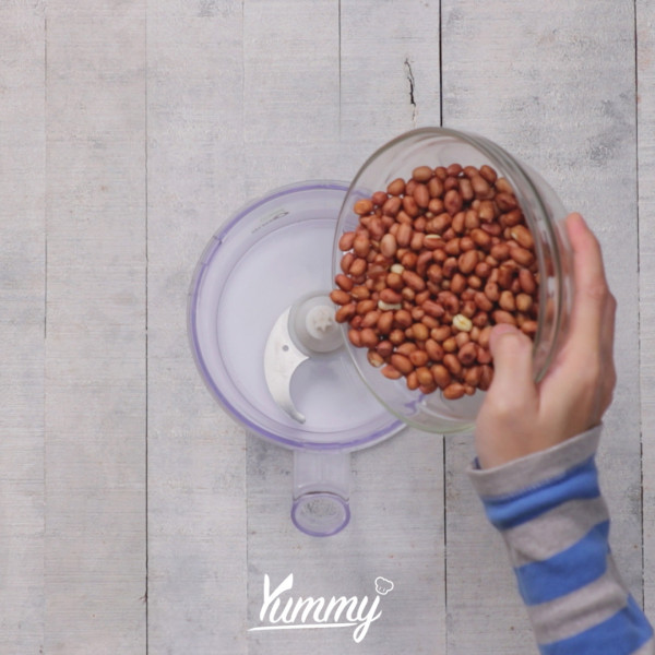 Masukkan kacang tanah ke dalam food processor, proses hingga kacang halus atau masih sedikit kasar, sesuai selera. Sisihkan.