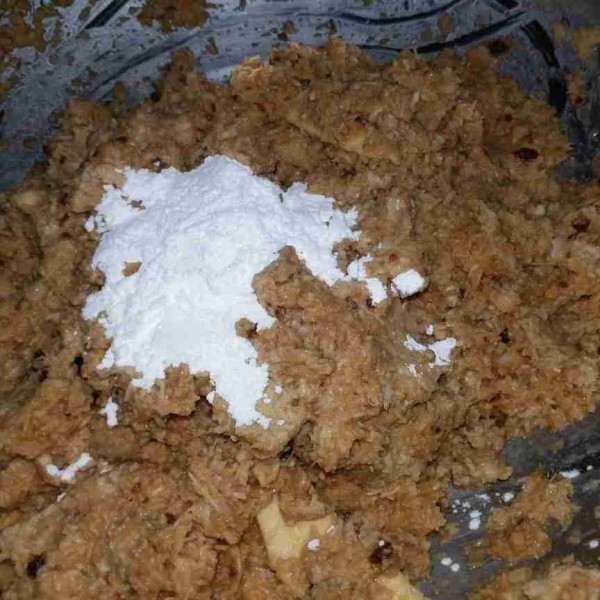 Beri tepung tapioka, bisa juga ganti maizena, mocaf atau sagu, aduk rata