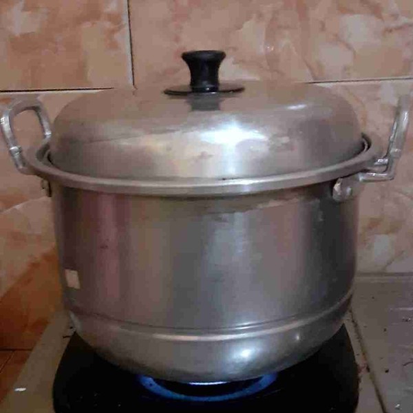 Panaskan kukusan, kukus hingga matang