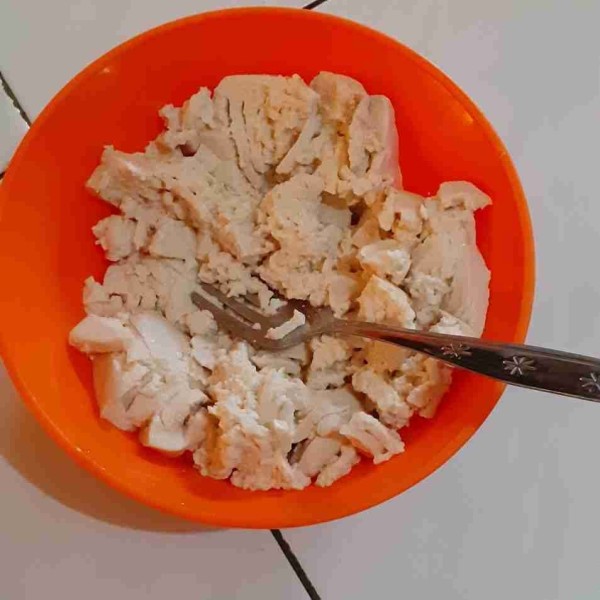 Hancurkan tahu sampai bergerindil