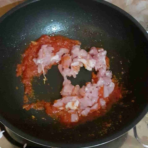 Panaskan minyak, tumis bawang merah, bumbu dan ayam hingga harum