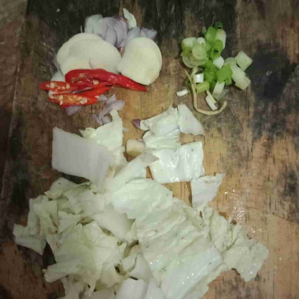 Iris tipis bawang merah, putih dan cabai. Cuci bersih sawi dan daun bawang kemudian potong-potong.