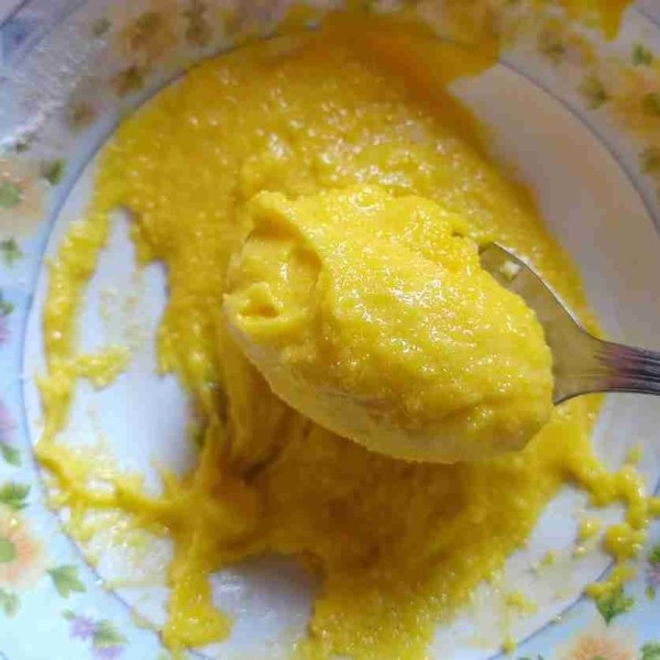 Campurkan Kuning telur dengan nutrijell dan baking powder aduk rata hingga tidak ada bubuk nutrijell yang menggumpal.