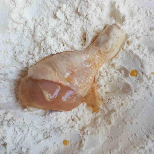 Ambil 1 potong bagian ayam yang sudah terbalut telur, masukkan ke dalam bahan tepung. Guling kan ayam dan sedikit remas-remas ayam hingga semua bagian ayam terbalut tepung dan tepung yang menempel menjadi keriting.