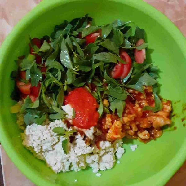 Campurkan tumisan ayam dengan tahu dan bahan lainnya