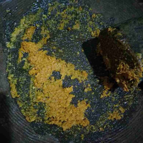 Haluskan bawang putih, kunyit, jahe dan ketumbar.
