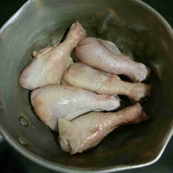 Cuci bersih ayam, lalu masukkan ke dalam panci..