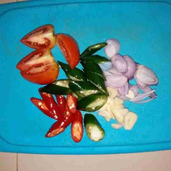 Rajang bawang merah, bawang putih, tomat, cabe merah dan cabe hijau.