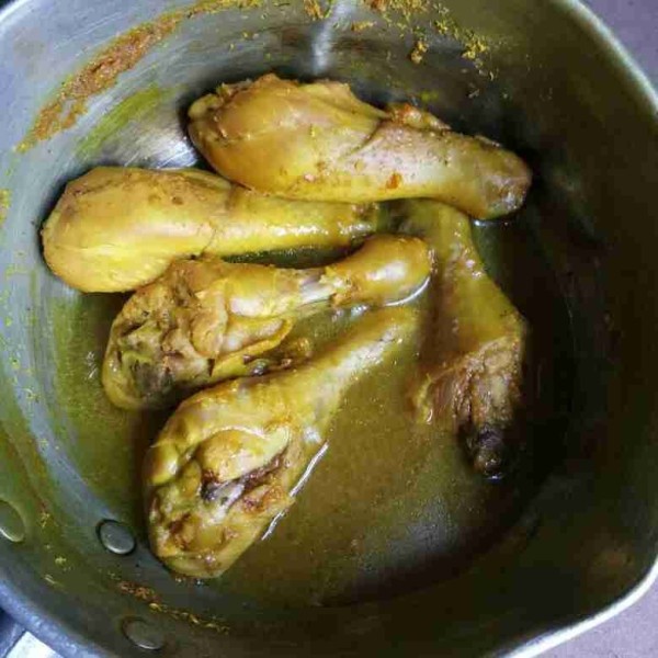 Masak hingga bumbu meresap dan air menyusut. Tiriskan ayamnya.