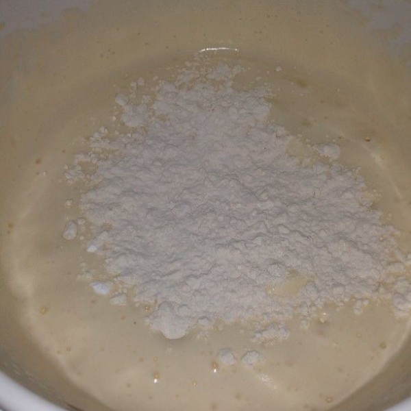 Mixer dengan kecepatan tinggi telur, Sp dan gula pasir hingga mengembang. Turunkan speed masukan terigu dan baking powder. Mixer hingga tercampur rata.