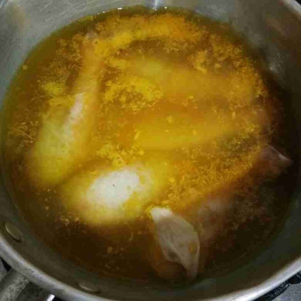 Masukkan bumbu halus, garam dan air ke dalam panci berisi ayam. Aduk rata.