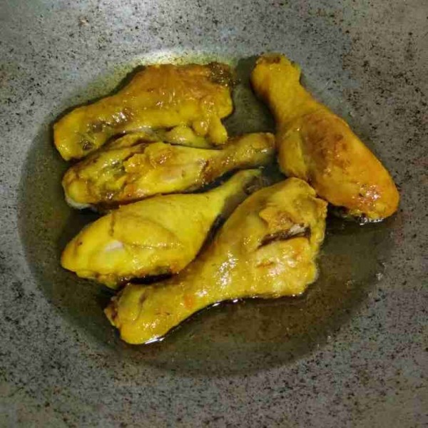 Kemudian goreng ayam dalam minyak panas hingga matang, angkat, tiruskan. Siap di sajikan.