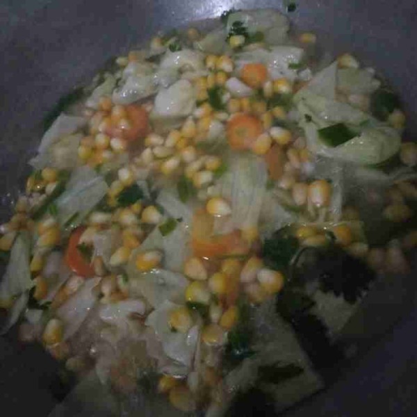 Kemudian masukkan sayur kol, wortel dan daun sop, masak kurang lebih 2 menit.