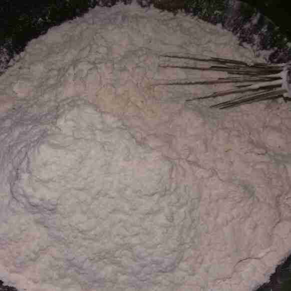 Tambahkan tepung terigu.