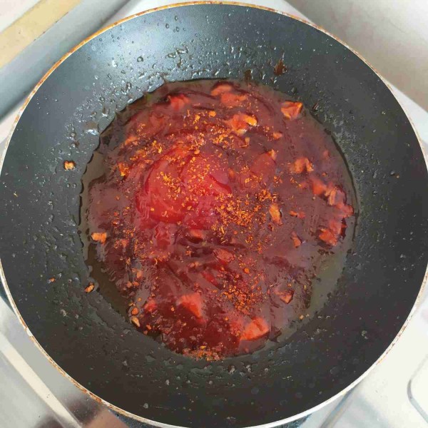 Masukkan saus tomat, saus sambal, saus tiram, minyak wijen, dan kecap asin. Tambahkan bubuk cabe, cek rasa.