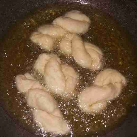 Goreng adonan dengan api sedang hingga matang kecoklatan dan garing bagian luarnya. Setelah matang, taburi dengan topping gula pasir.