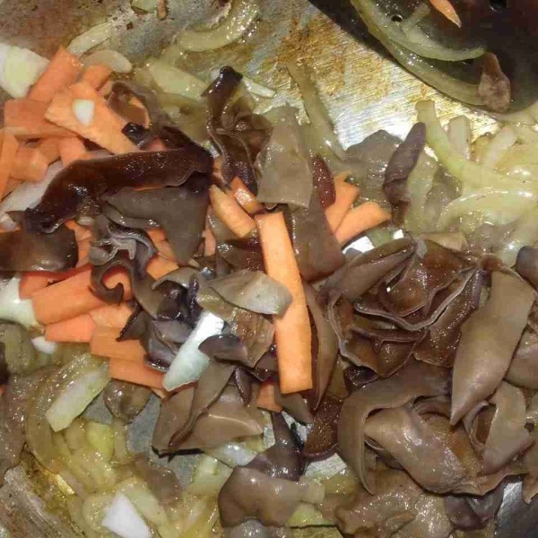 Masukkan wortel, jamur kuping, gula, kaldu bubuk dan air.