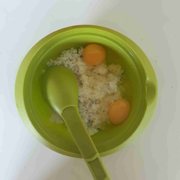 Masukkan nasi dan telur dalam wadah, aduk sampai tercampur rata.