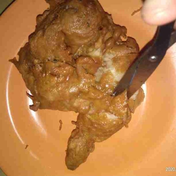 Gunting dibeberapa bagian, kemudian goreng kembali sampai matang. Angkat dan sajikan.