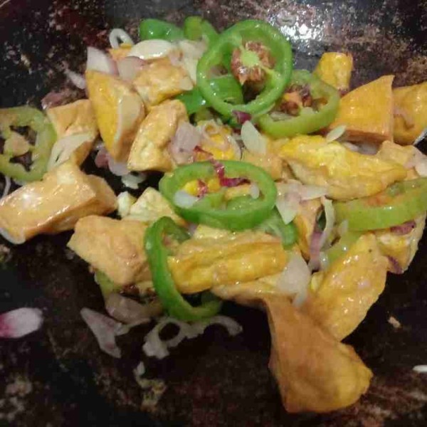 Masukkan tahu,  aduk - aduk.