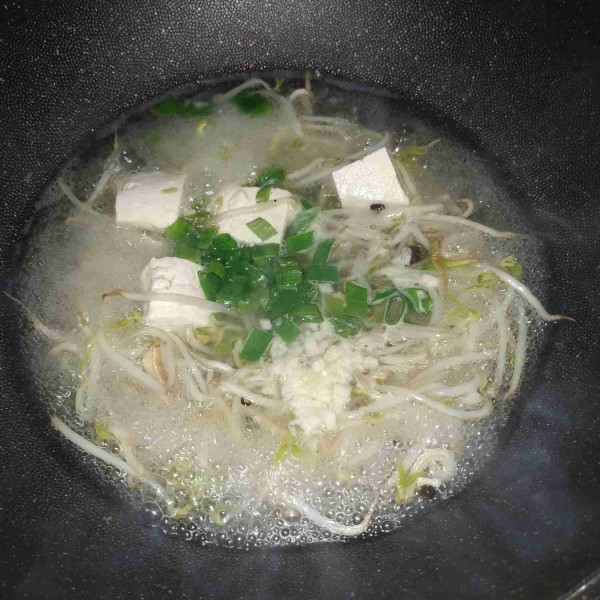 Tambahkan garam, kaldu bubuk, daun bawang, dan bawang putih cincang, tes rasa. Pindahkan ke dalam mangkok saji.