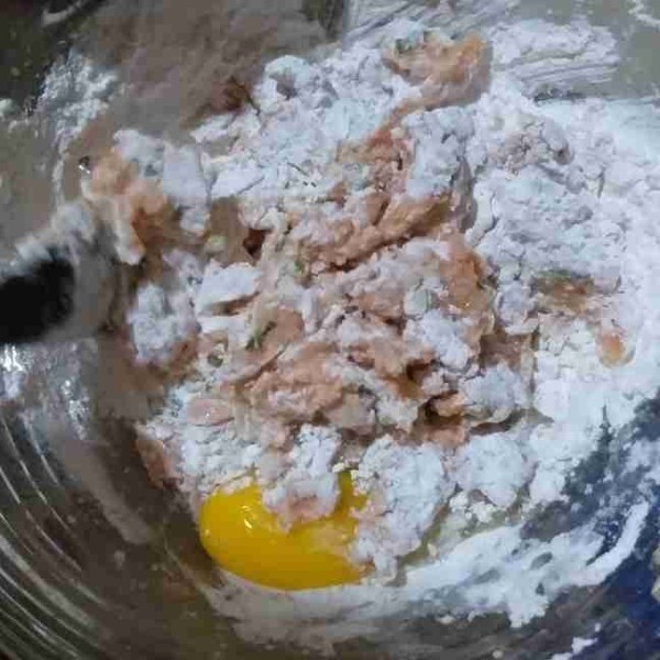 Lalu tambahkan telur 1 butir, garam, lada, dan kaldu bubuk secukupnya, aduk rata.