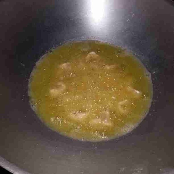 Panaskan minyak goreng, goreng ayam hingga berwarna keemasan. Angkat dan tiriskan.