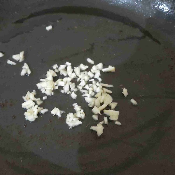 Tumis bawang putih pada minyak wijen hingga harum.