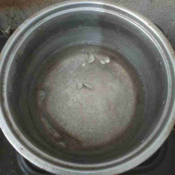 Didihkan air di panci, masukkan bawang putih. Masak selama 2 menit.