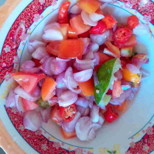Siapkan mangkuk campur bawang, cabai, tomat, sea salt dan olive oil, aduk rata lalu perasi jeruk nipis atau jeruk limau, aduk kembali.