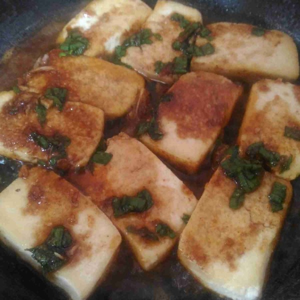 Siram saus di atas tahu kemudian tambahkan sedikit air, masak hingga bumbu meresap.