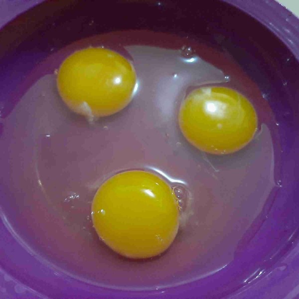 Siapkan 3 butir telur dalam wadah.
