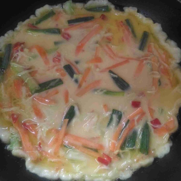 Panaskan teflon, tambahkan sedikit minyak sayur. Tuang adonan pajeon lalu masak hingga sisi bawah matang, balik dan biarkan sisi yang satunya matang juga. Masak dengan api kecil.