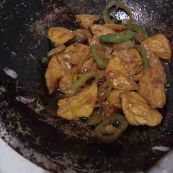 Masak hingga bumbu meresap dan air berkurang.