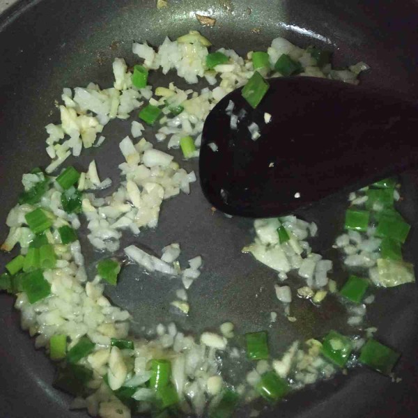Panaskan kembali minyak, saya pakai minyak bekas menggoreng tahu, kemudian tumis bawang sampai layu dan harum.