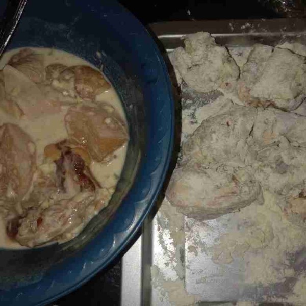 Setelah 30 menit, masukkan ayam ke dalam adonan basah, campur hingga semua ayam terlapisi adonan, kemudian balurkan ke dalam tepung bumbu siap pakai yang masih kering.