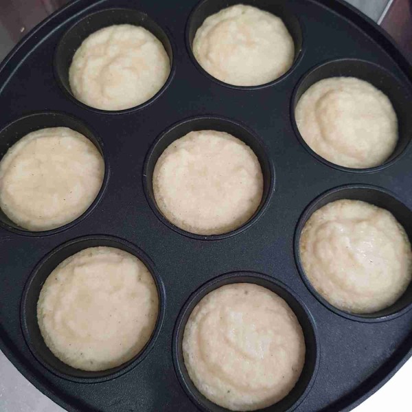 Tuangkan 1-2 sdm adonan pancake kentang ke dalam cetakan. Masak dengan api kecil hingga satu bagian sisi pancake kering kecoklatan.