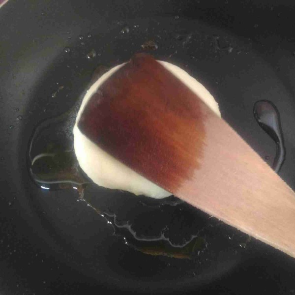 Panaskan teflon beri 2csdm minyak, goreng adonan satu persatu sambil dipipihkan dengan spatula. Setelah satu sisi kecoklatan, balik sisi lainnya supaya matang merata. Sajikan hangat.