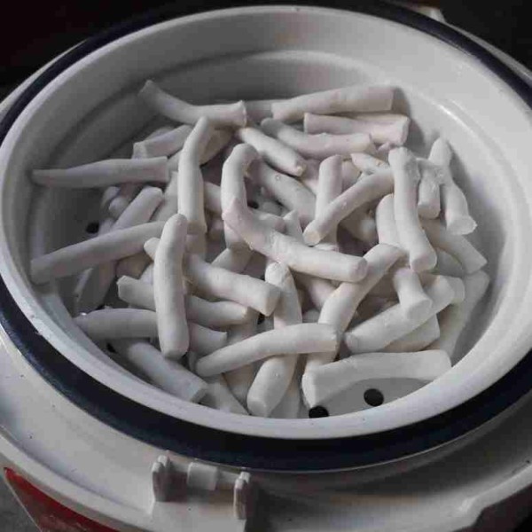 Letakkan adonan dalam wadah khusus untuk mengukus di rice cooker.