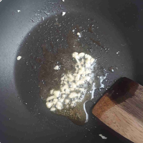 Panaskan minyak wijen kemudian masukkan bawang putih tumis hingga harum dan matang.