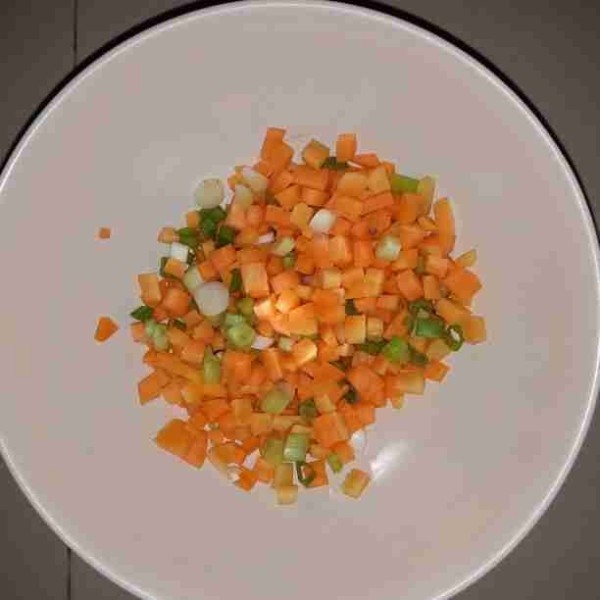 Cuci sayuran. Potong dadu wortel. Rajang daun bawang.