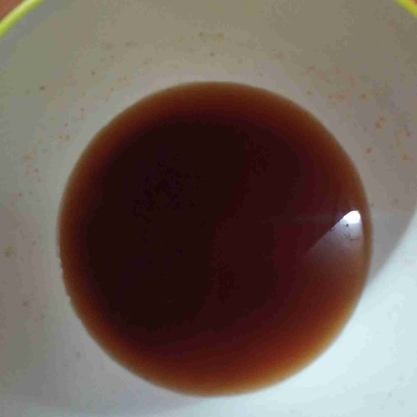 Pada mangkuk lain, campur rata kecap asin, cabe bubuk, saos sambal, air, garam, dan gula.