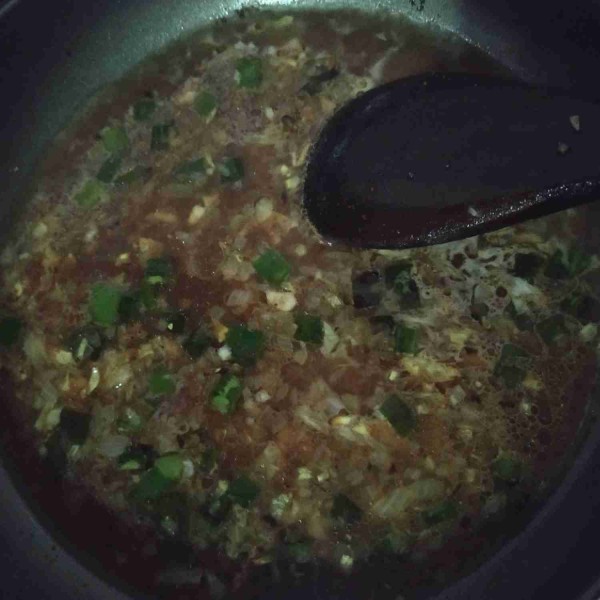 Masukkan semua bahan saus, masak sampai mendidih dan agak mengental.