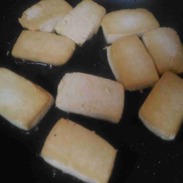Goreng tahu dengan sedikit minyak goreng hingga golden brown.