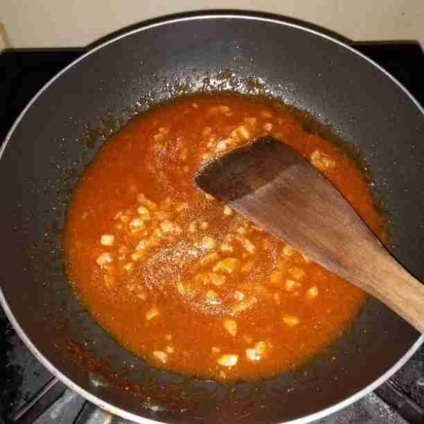 Tumis bawang putih cincang. Tuang air dan masukkan bahan saus. Masak hingga mendidih dan koreksi rasa.