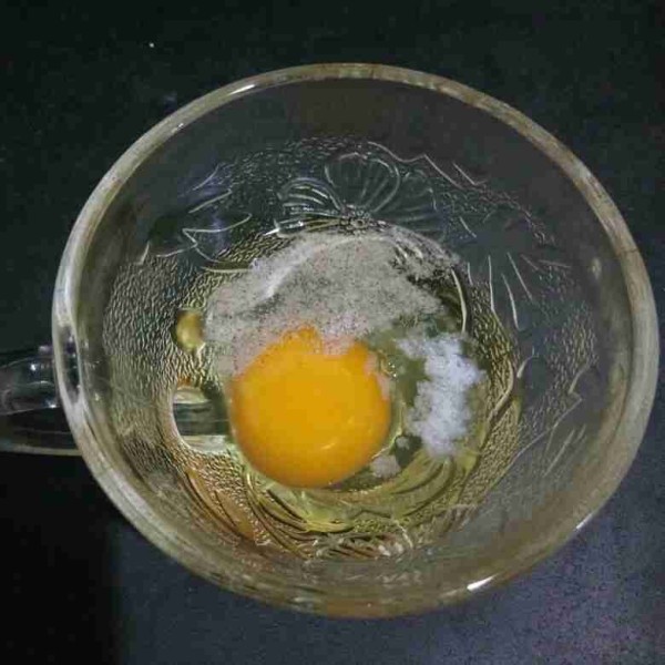 Masukkan telur ke dalam cangkir, tambahkan garam dan merica bubuk, aduk rata.