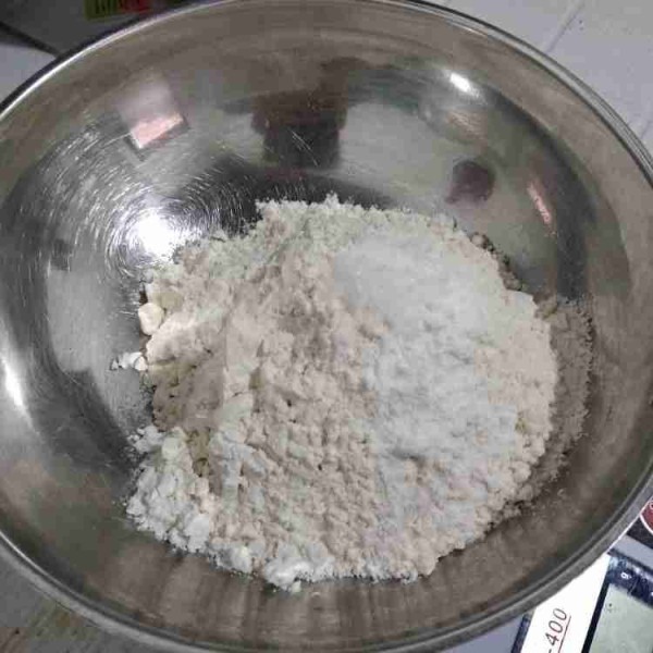 campur tepung terigu, baking powder, dan garam lalu aduk hingga rata.